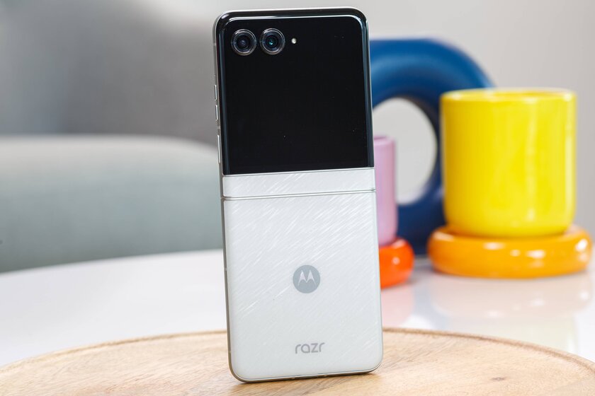 Шикарный дисплей, неплохие камеры и минимум апгрейдов: обзор Motorola Razr 60 — Дизайн корпуса. 2